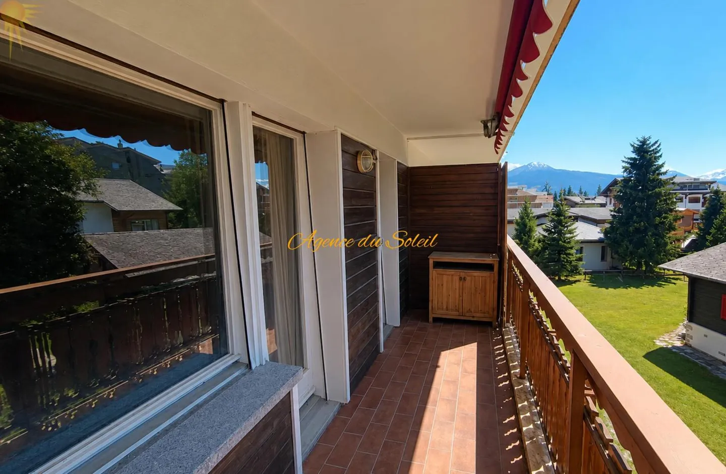 In the heart of Crans, spacious east-west facing 2.5 room apartment - Photo 5 of 13