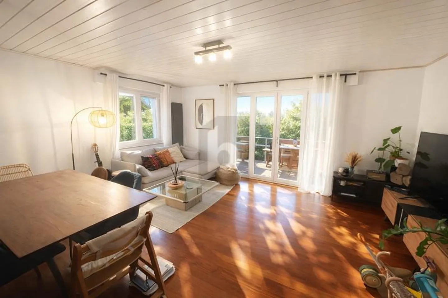 Geräumige Wohnung mit großem Balkon - Foto 3 von 6