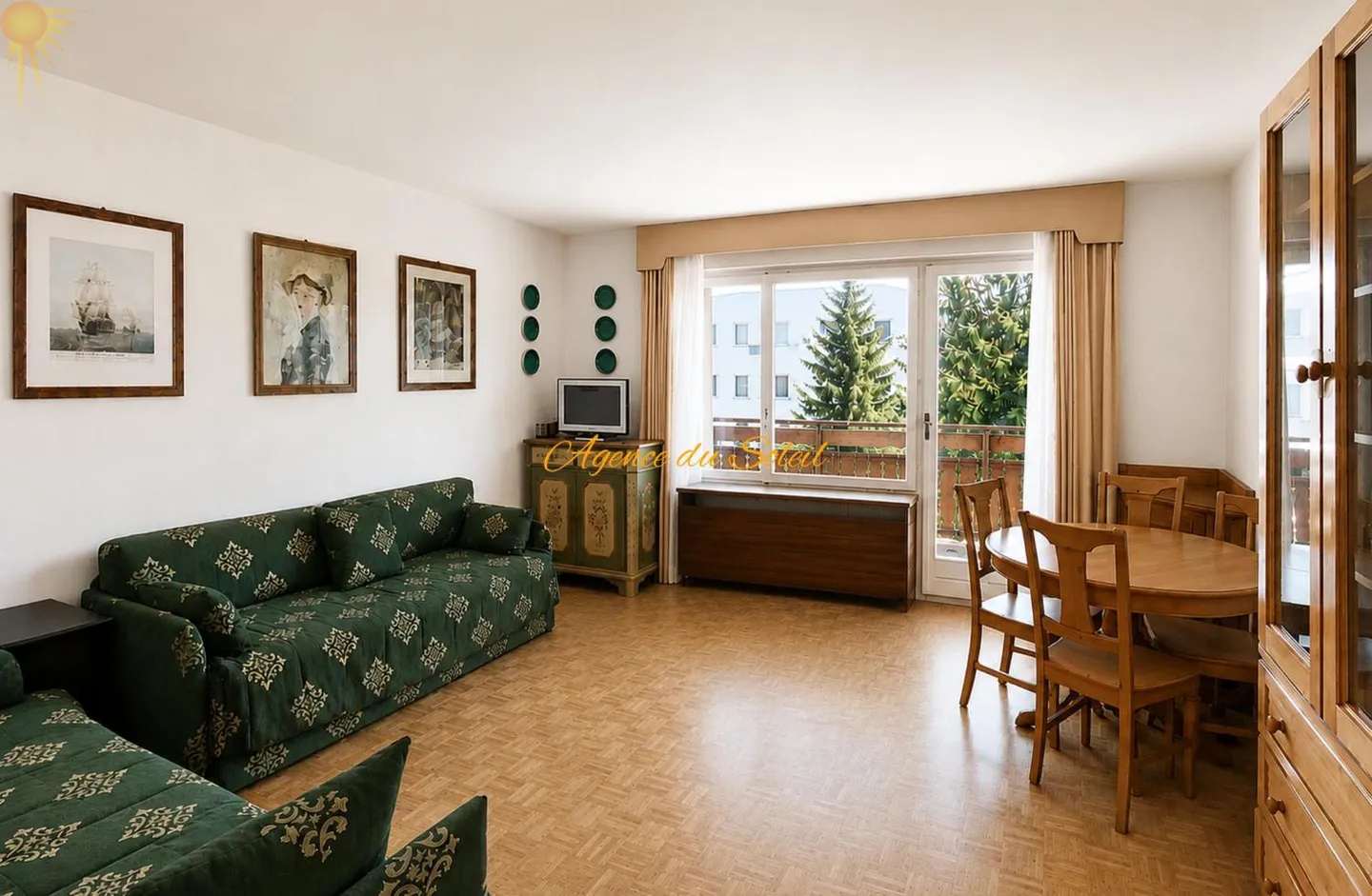 In the heart of Crans, spacious east-west facing 2.5 room apartment - Photo 3 of 13
