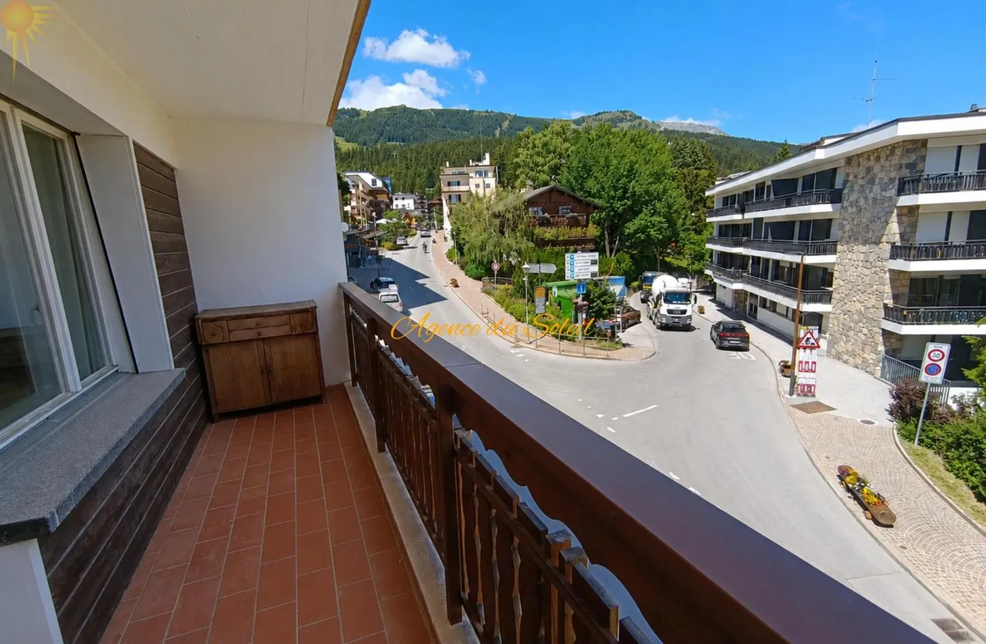 In the heart of Crans, spacious east-west facing 2.5 room apartment - Photo 12 of 13