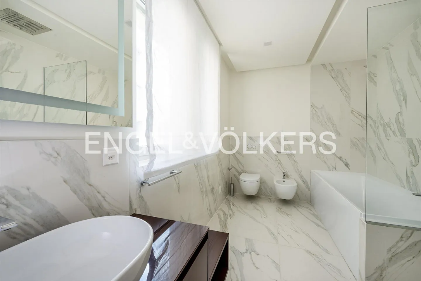 Prestigious lakeside residence - Photo 7 of 12