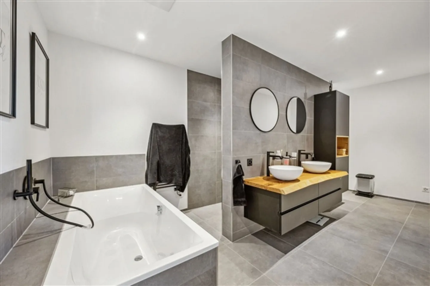 Casa unifamiliare esclusiva in posizione elevata - vivere modernamente in un ambiente naturale - Foto 7 di 13