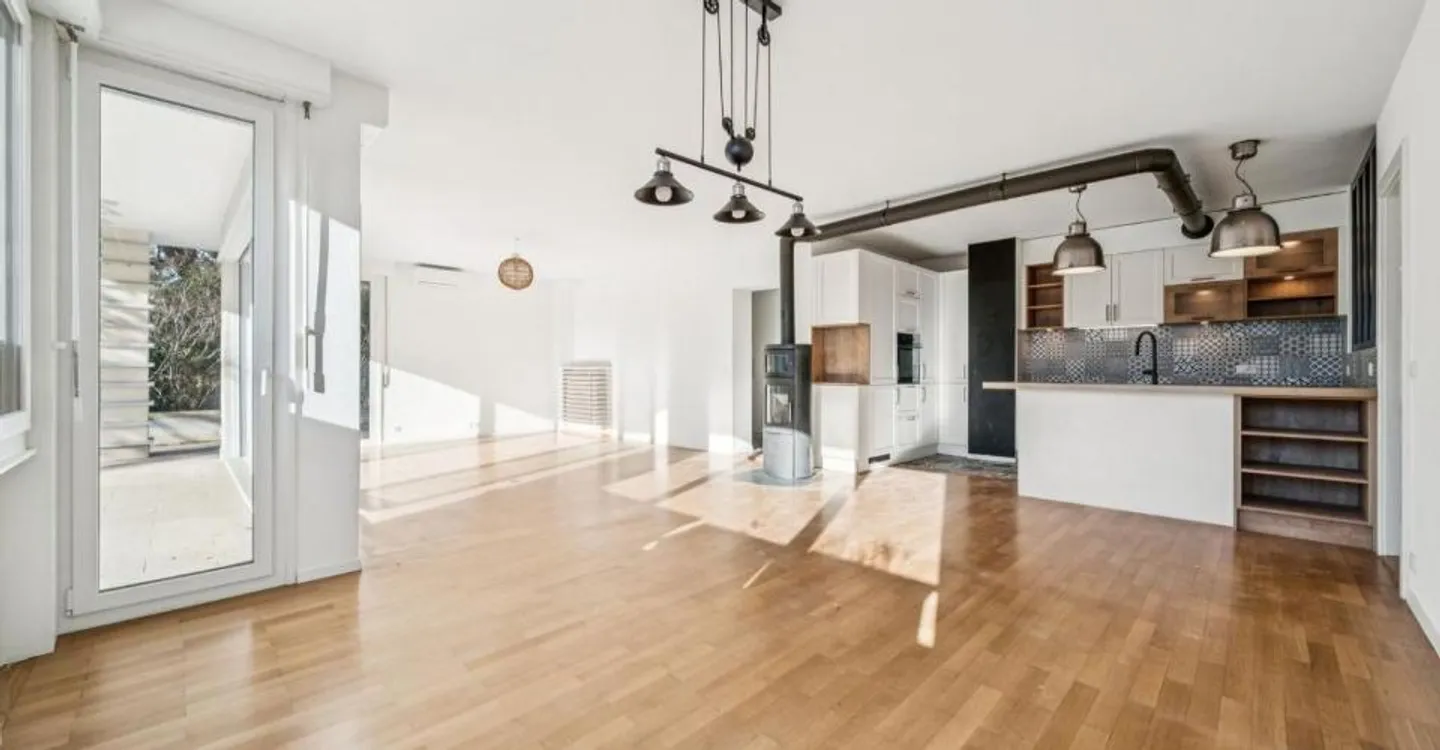 In einem Einfamilienhaus, 4 1/2 Zimmer mit Terrasse und privatem Garten - Foto 2 von 12