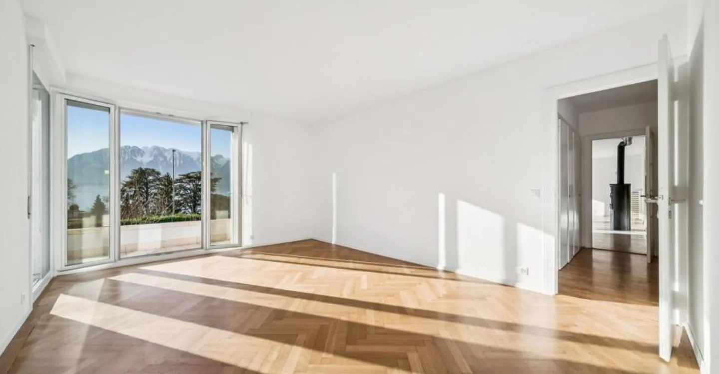 In einem Einfamilienhaus, 4 1/2 Zimmer mit Terrasse und privatem Garten - Foto 3 von 12
