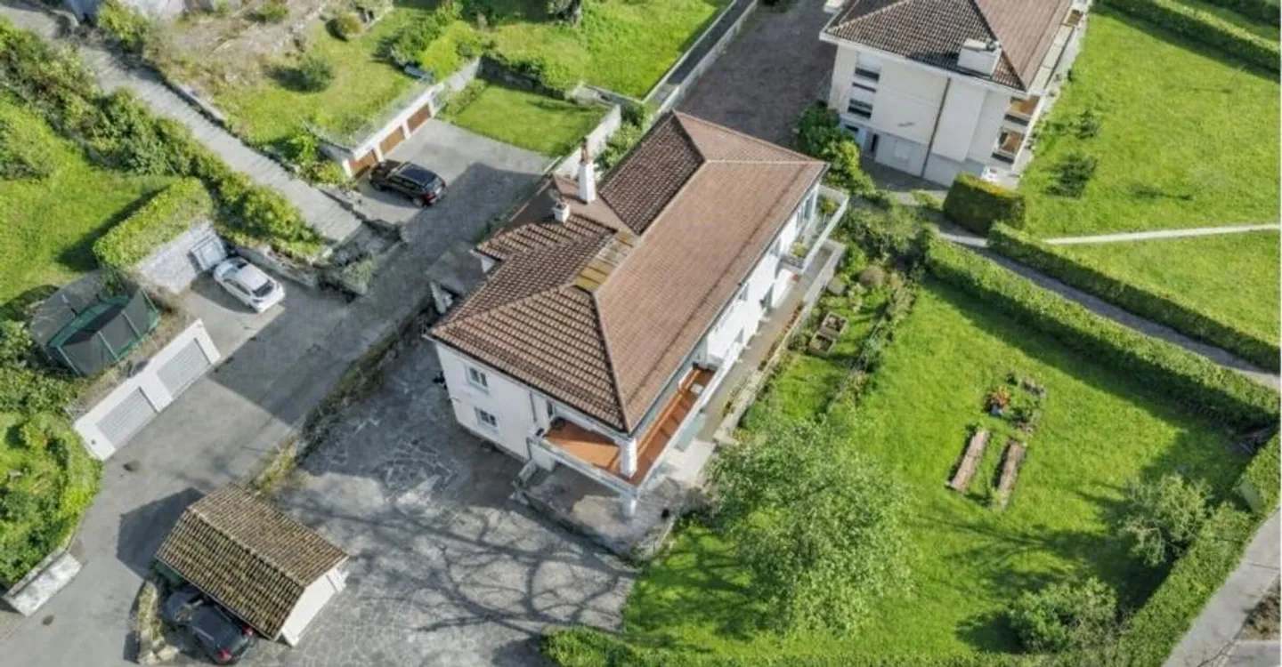 In einem Einfamilienhaus, 4 1/2 Zimmer mit Terrasse und privatem Garten - Foto 1 von 12