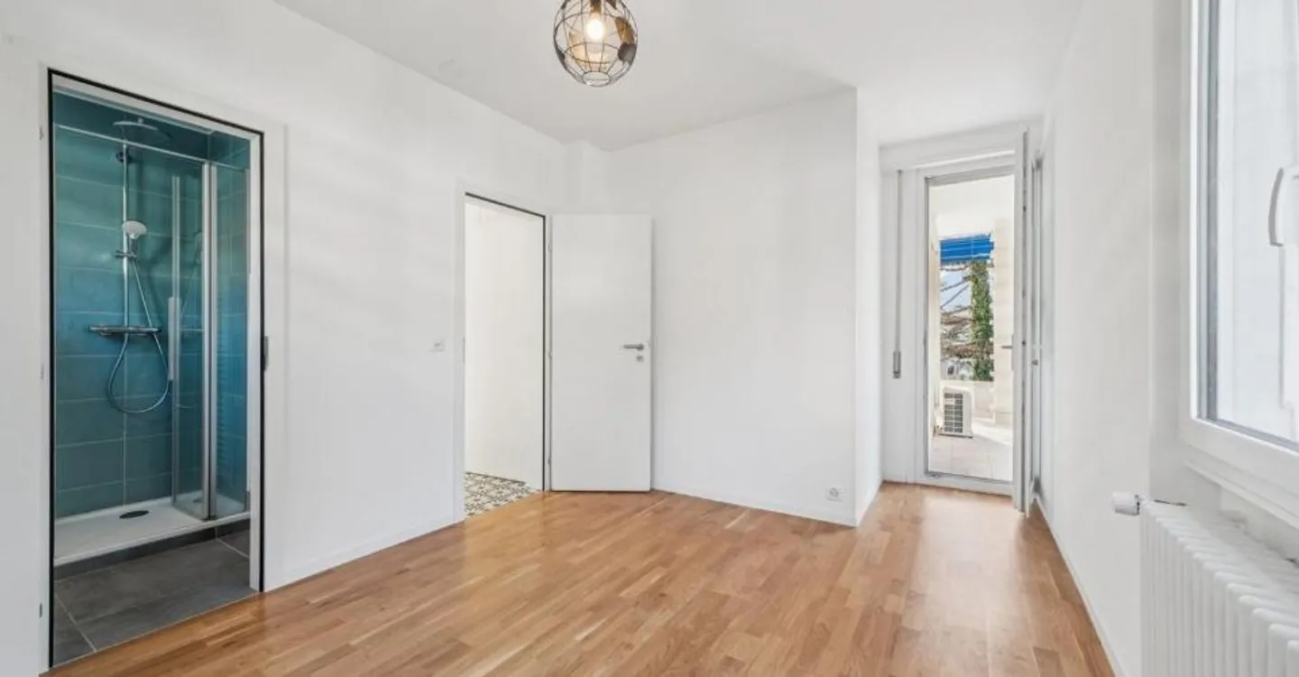 In einem Einfamilienhaus, 4 1/2 Zimmer mit Terrasse und privatem Garten - Foto 5 von 12