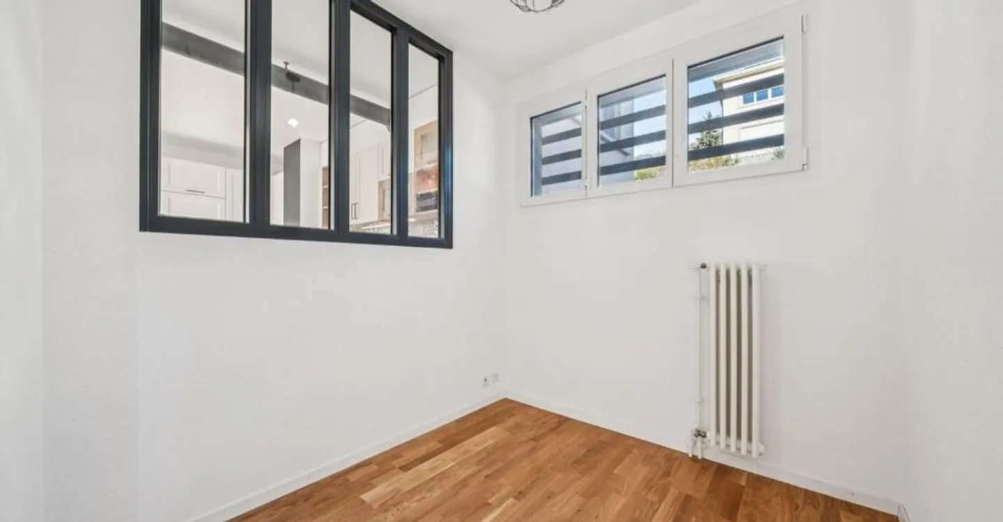 In einem Einfamilienhaus, 4 1/2 Zimmer mit Terrasse und privatem Garten - Foto 8 von 12