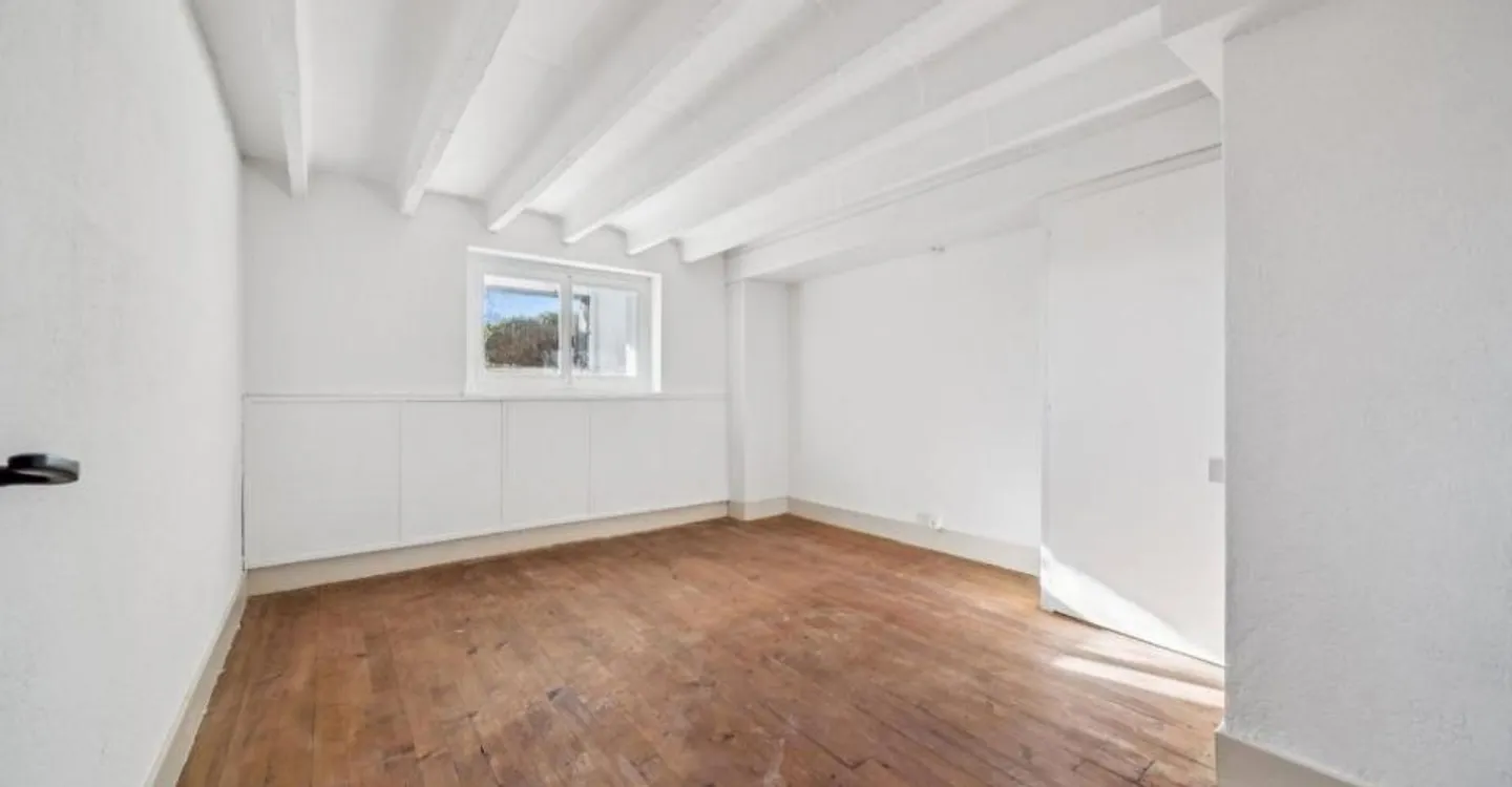 In einem Einfamilienhaus, 4 1/2 Zimmer mit Terrasse und privatem Garten - Foto 9 von 12