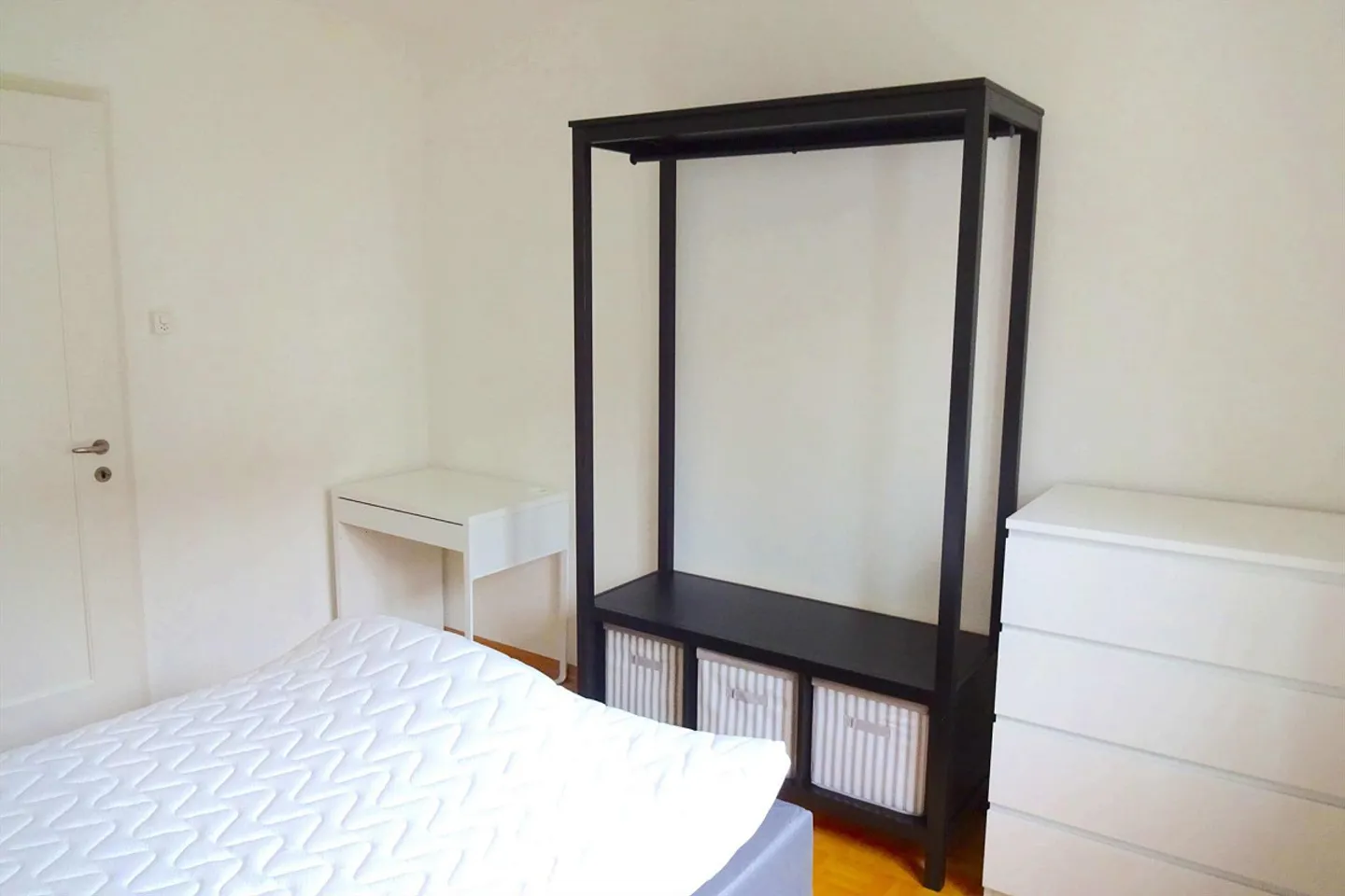 Furnished room in a quiet location - Photo 2 of 9
