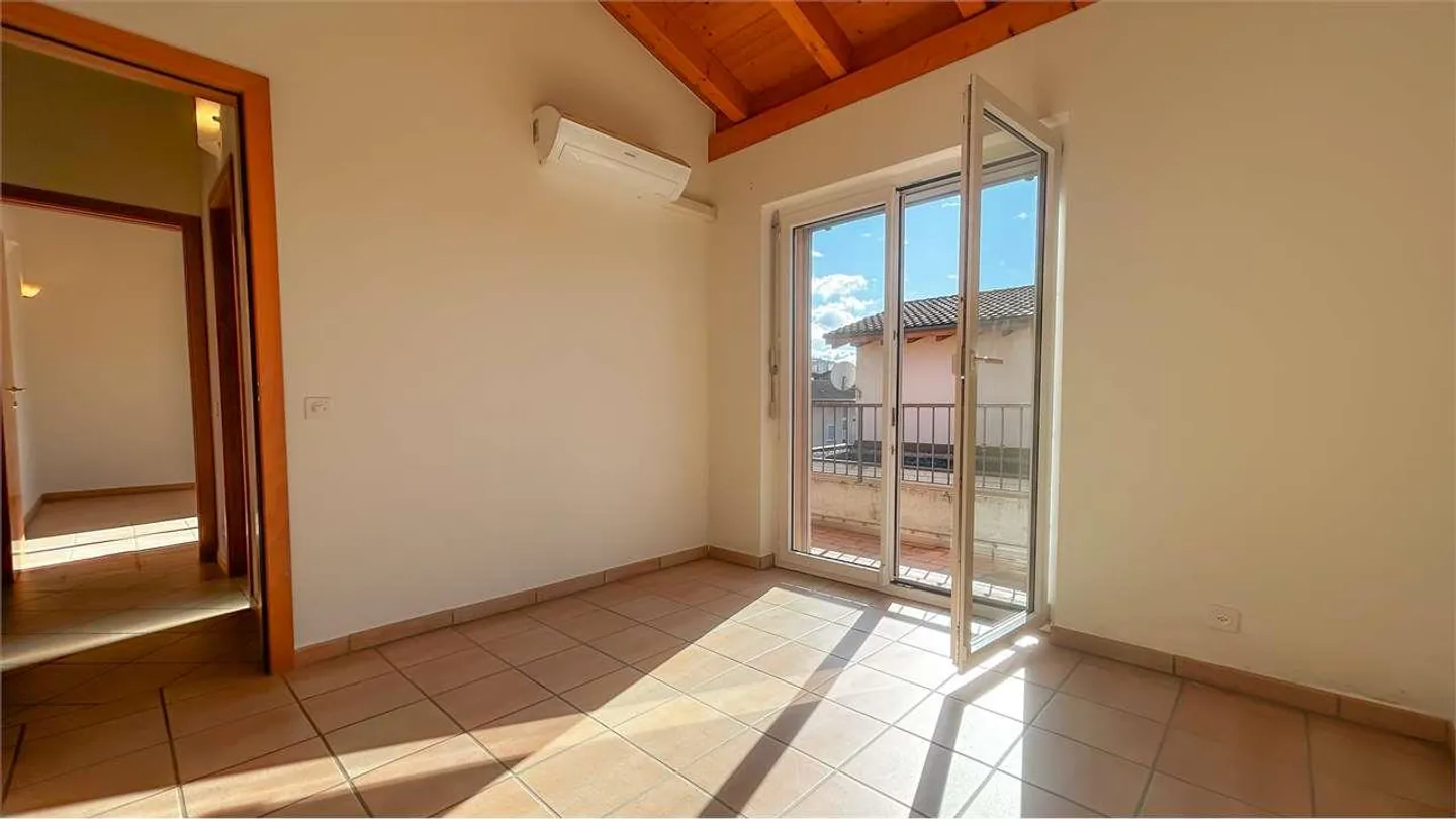 STABIO: EINZELHAUS MIT GARTEN UND GERÄUMIGEN BEREICHEN - Foto 10 von 13