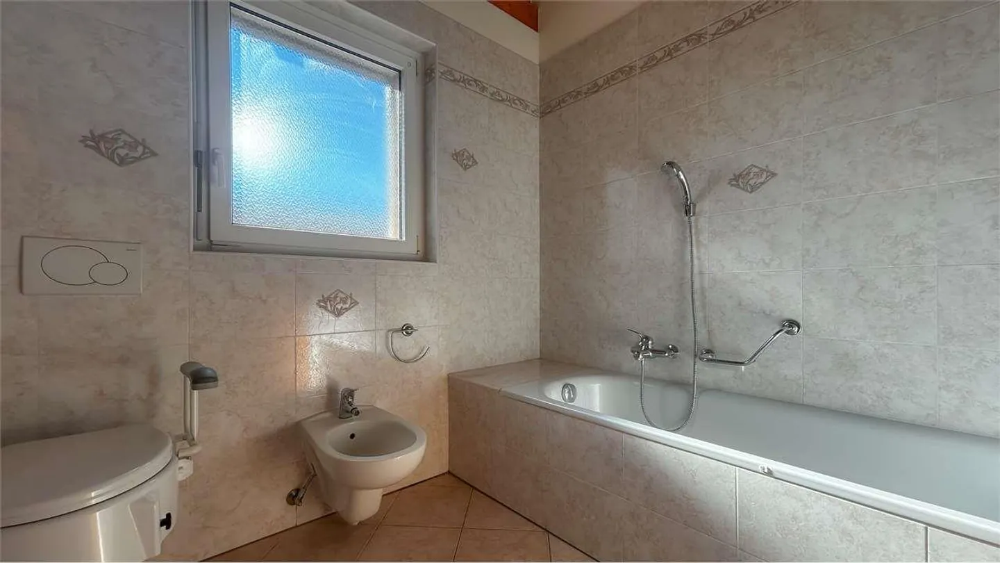 STABIO: EINZELHAUS MIT GARTEN UND GERÄUMIGEN BEREICHEN - Foto 12 von 13