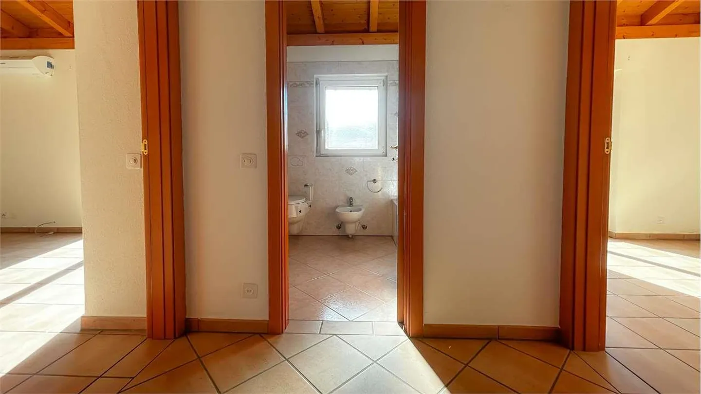 STABIO: EINZELHAUS MIT GARTEN UND GERÄUMIGEN BEREICHEN - Foto 8 von 13