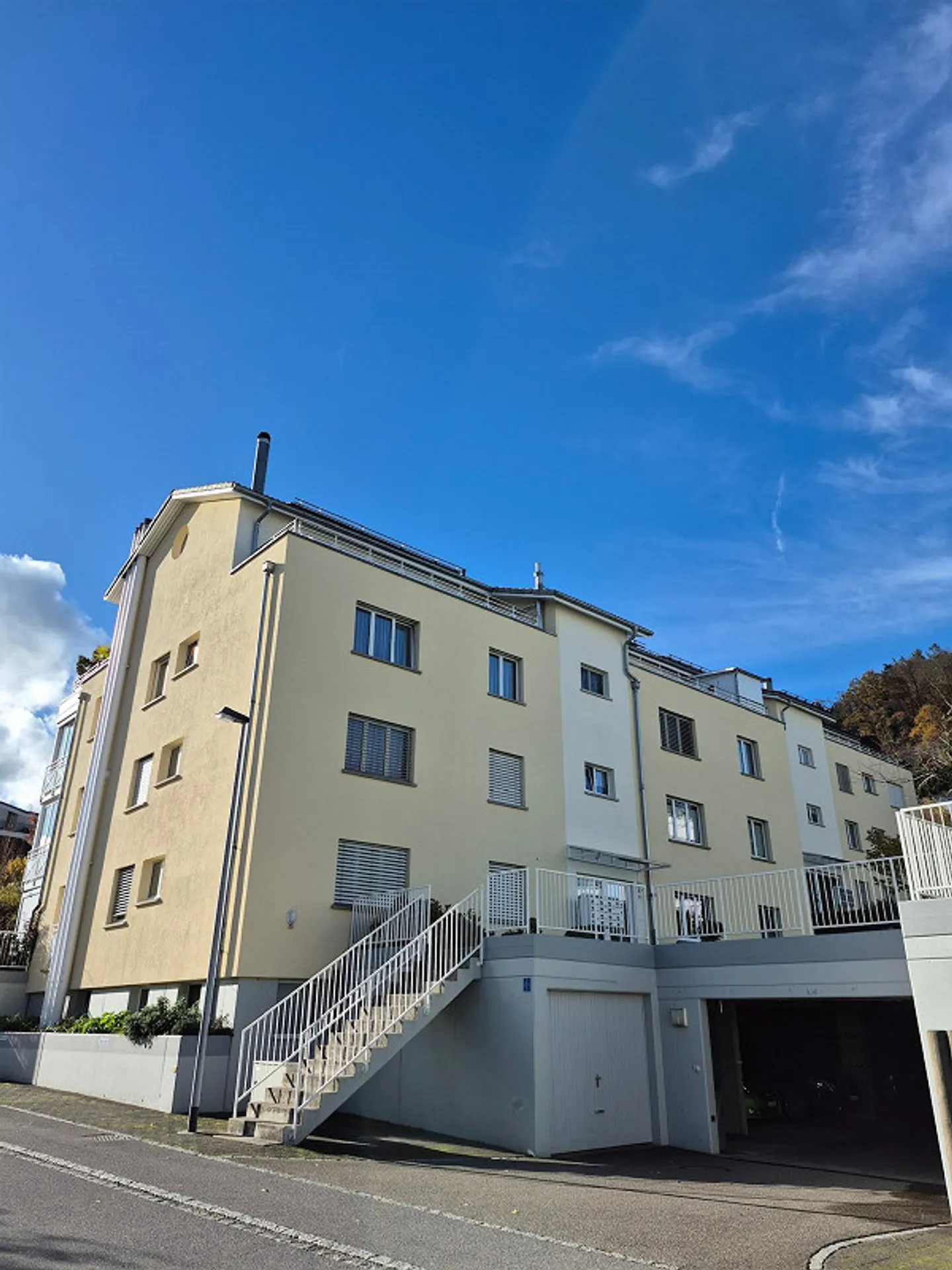 4.5 Locali, 103 m2, piano terra con giardino d'inverno e area salotto in giardino - Foto 1 di 7