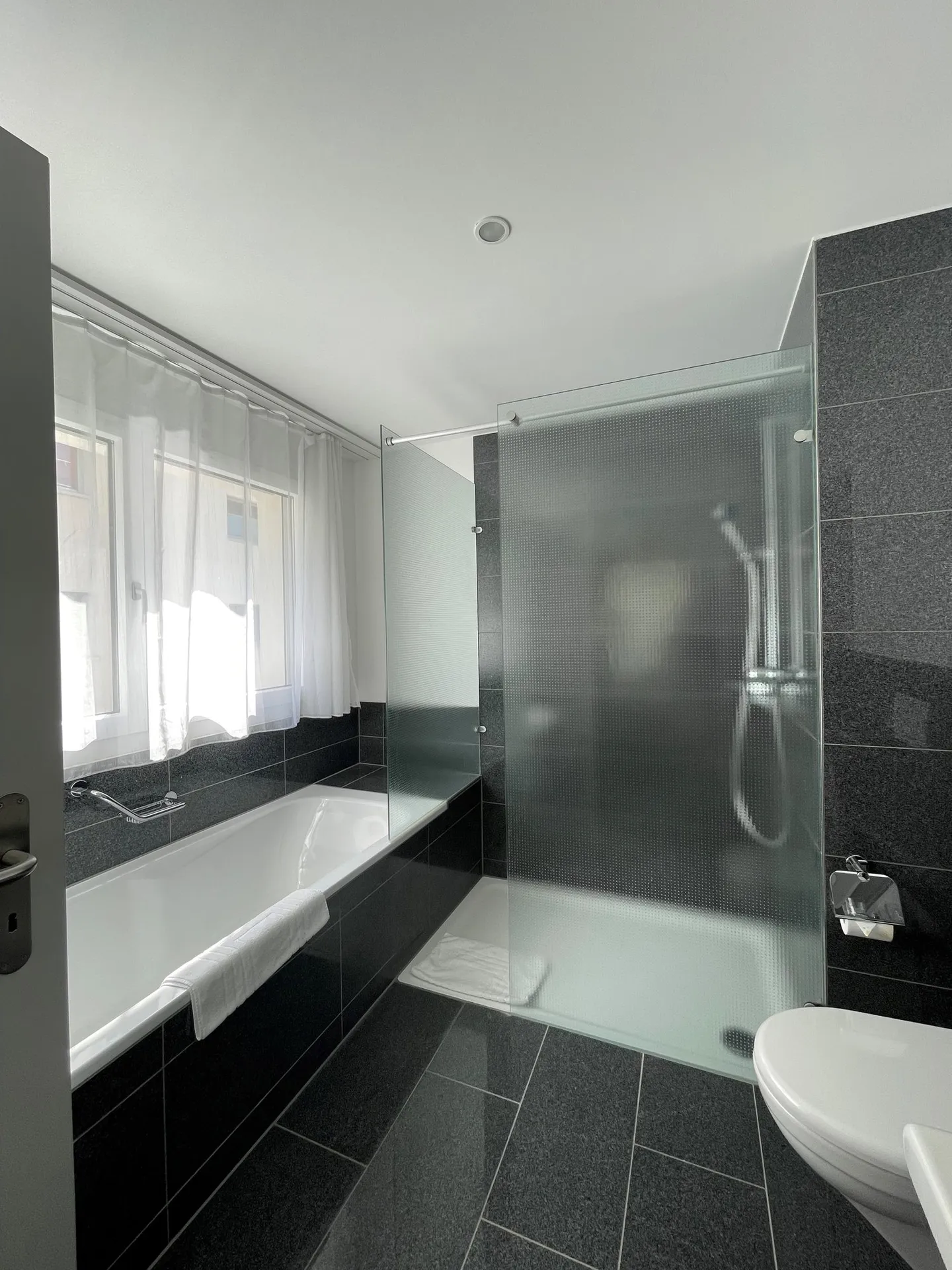 Wohnen wie im Hotel - vollausgestattete 3,5-Zimmer-Wohnung im Service-Wohnpark Freihofmatte - Photo 4 of 14