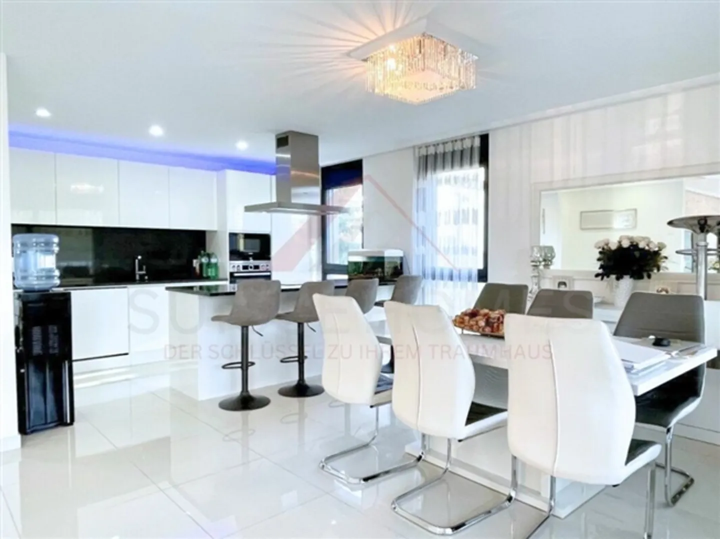 Vivere Confortevole - Ampio Appartamento di 4.5 Stanze con Grande Balcone e Ascensore, Ideale per Famiglie e Anziani - Foto 4 di 14