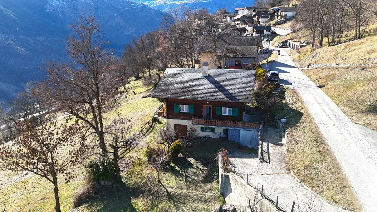 Spacious residential house with sunny garden above Naters - Photo 2 of 14