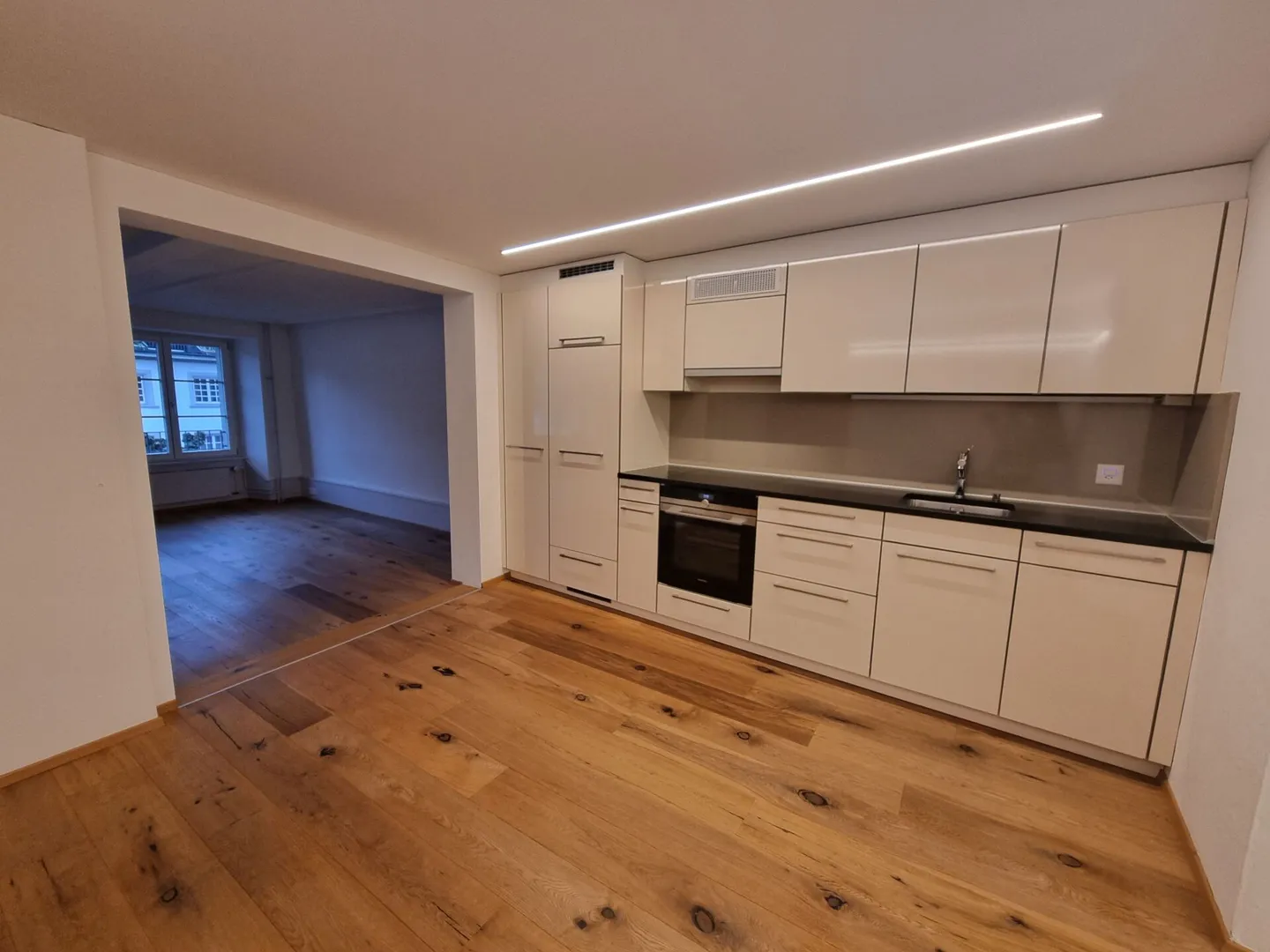 Beautiful apartment with a view of the cemetery square - Photo 3 of 5