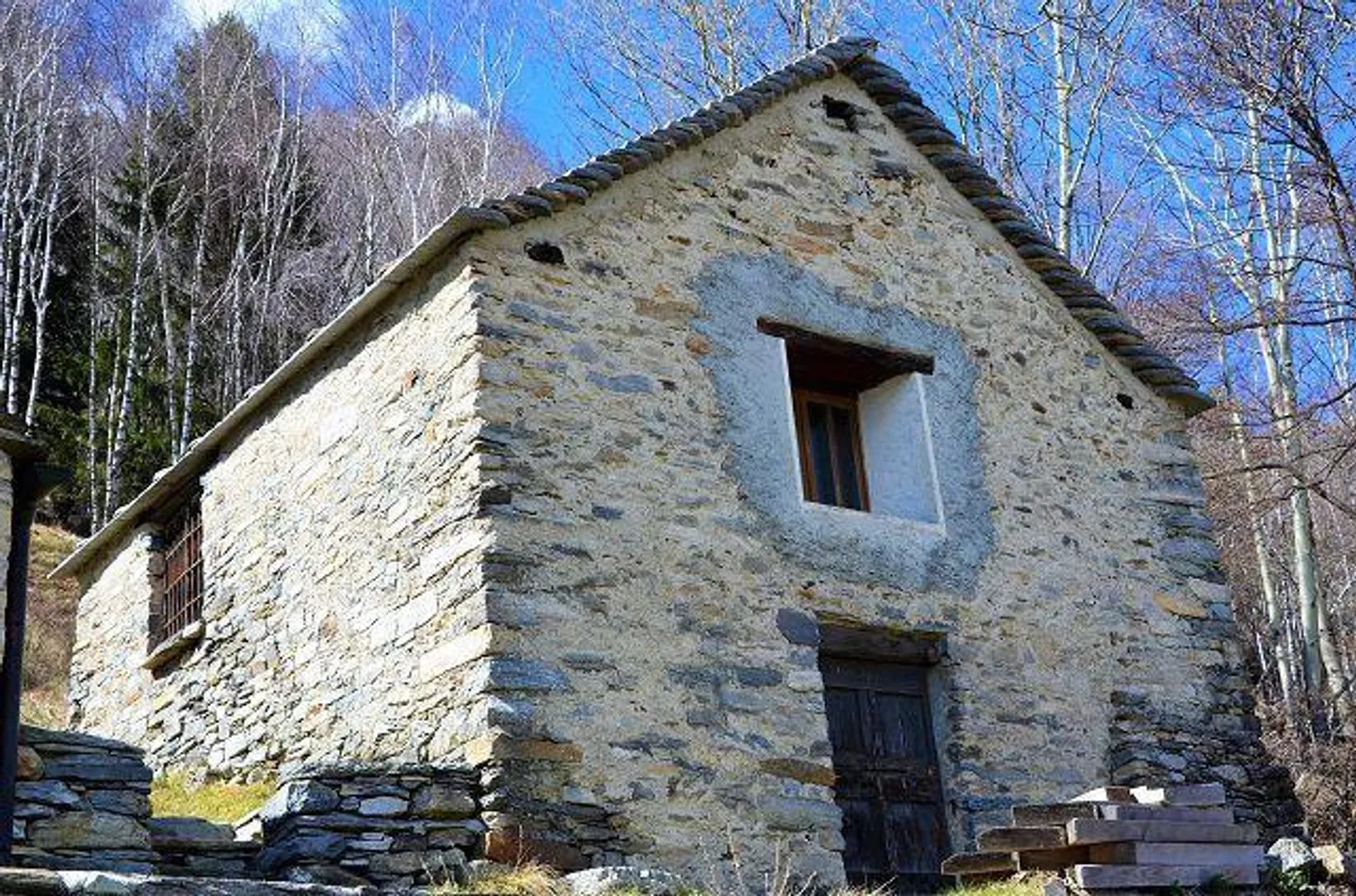 Grande rustico con giardino da ristrutturare - Foto 1 di 28