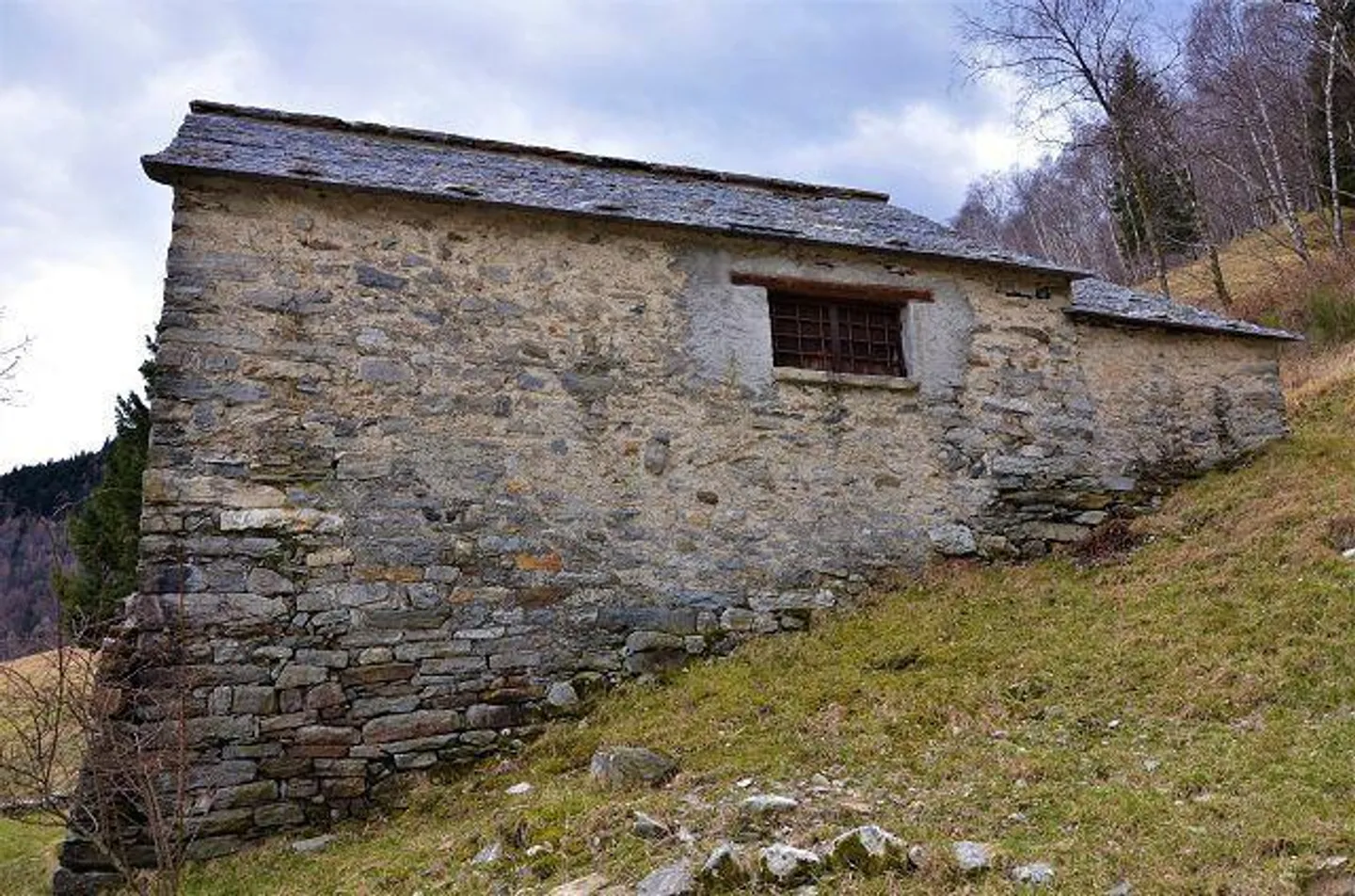 Grande rustico con giardino da ristrutturare - Foto 20 di 28