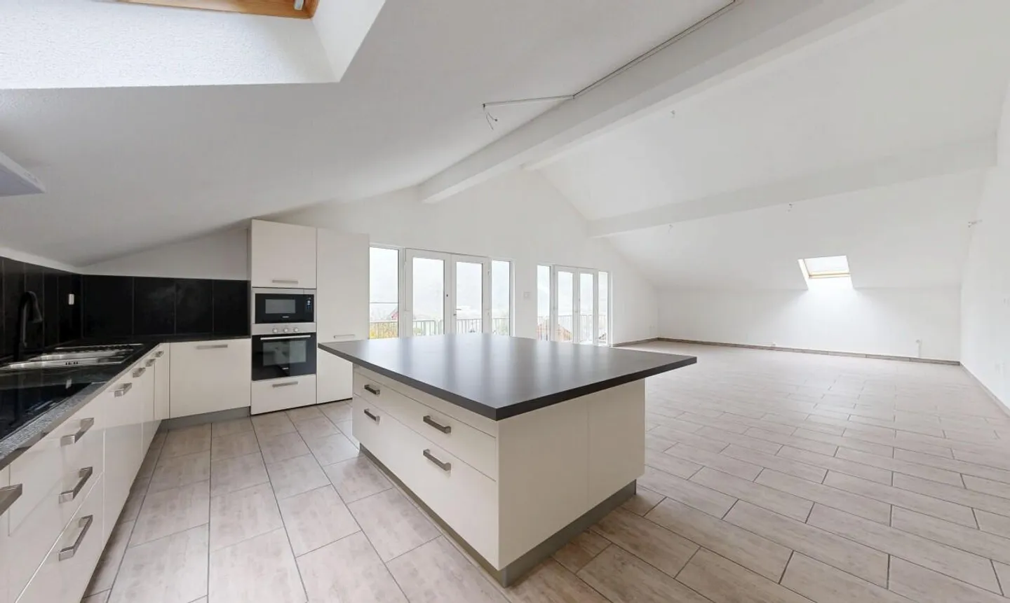 Spacious bright apartment with 2 parking spaces in Collonges - Photo 2 of 11