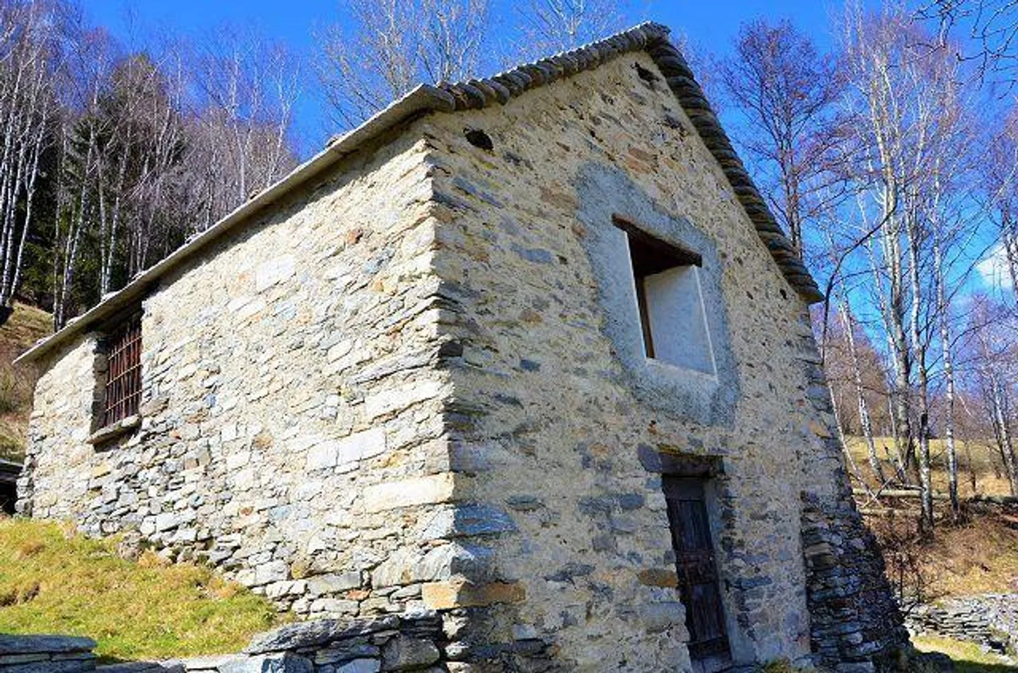 Grande rustico con giardino da ristrutturare - Foto 22 di 28