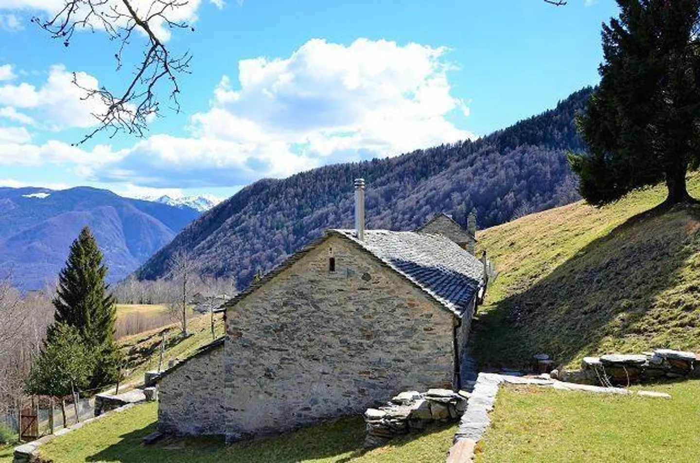 Grande rustico con giardino da ristrutturare - Foto 26 di 28