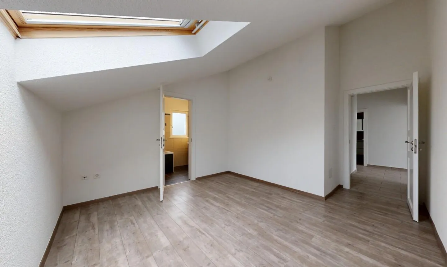 Spacious bright apartment with 2 parking spaces in Collonges - Photo 8 of 11