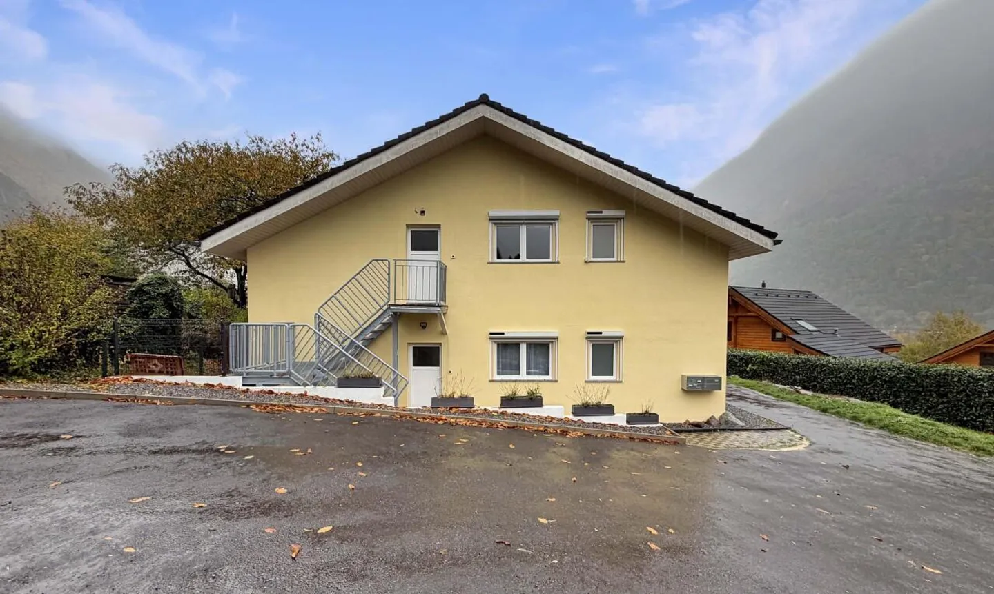 Spacious bright apartment with 2 parking spaces in Collonges - Photo 3 of 11