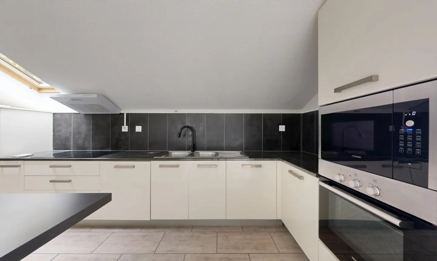 Spacious bright apartment with 2 parking spaces in Collonges - Photo 5 of 11