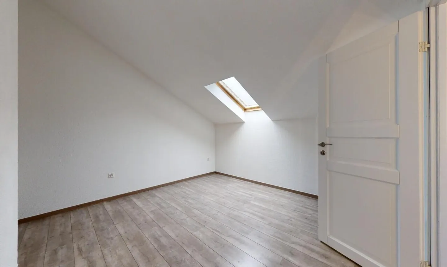 Spacious bright apartment with 2 parking spaces in Collonges - Photo 7 of 11