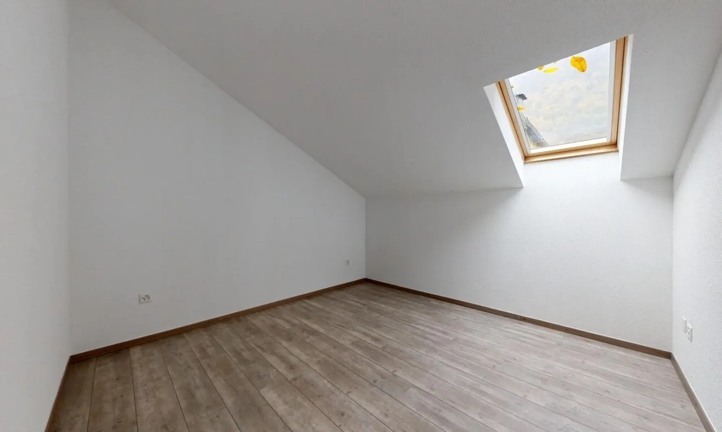 Spacious bright apartment with 2 parking spaces in Collonges - Photo 10 of 11