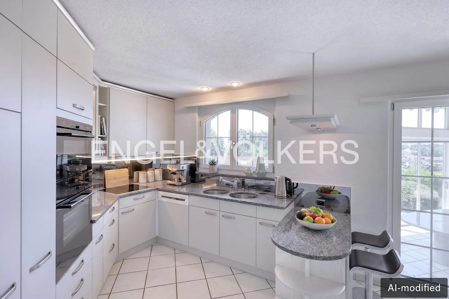 Spacious, classic and modern - Living with a view - Photo 4 of 9