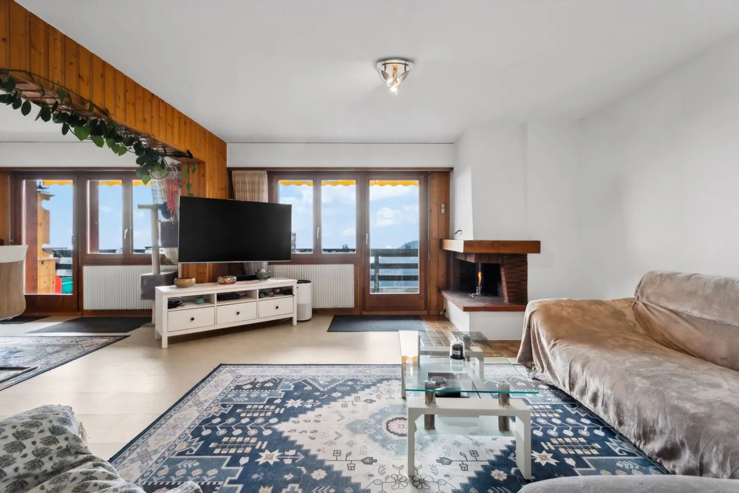 Geräumige 4.5-Zimmer-Wohnung mit atemberaubendem Blick - Foto 2 von 7