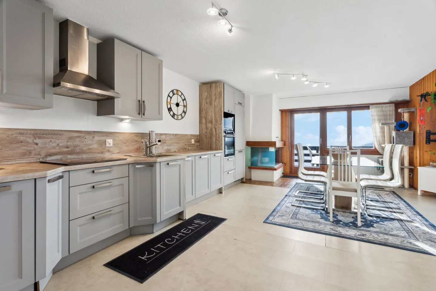 Geräumige 4.5-Zimmer-Wohnung mit atemberaubendem Blick - Foto 3 von 7