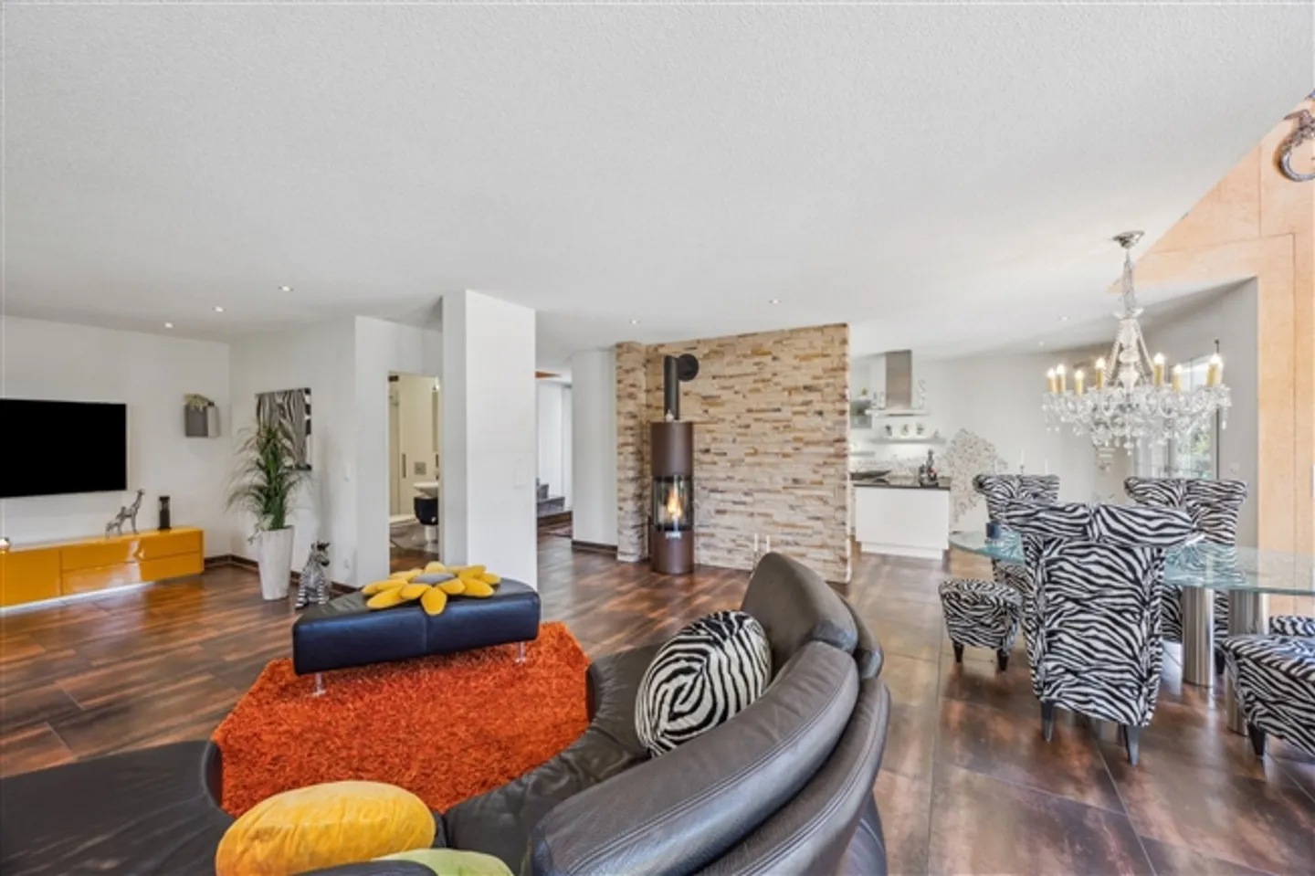 Elegante casa unifamiliare in una tranquilla zona residenziale di Suhr - Foto 2 di 13