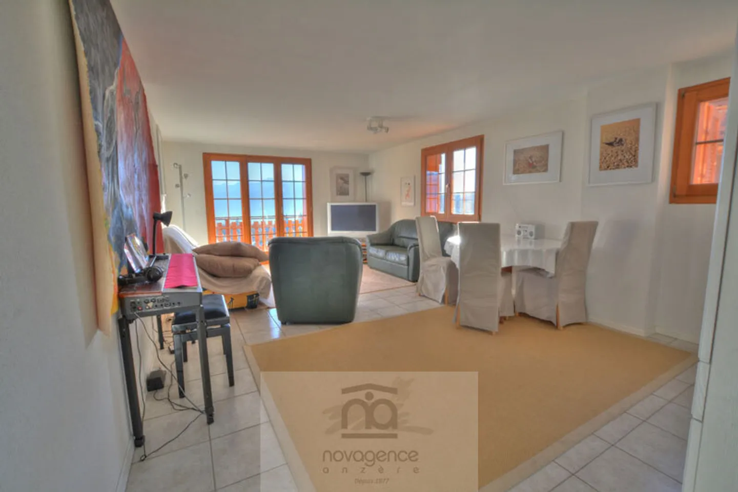 Charming Apartment with Balconies - Photo 2 of 11