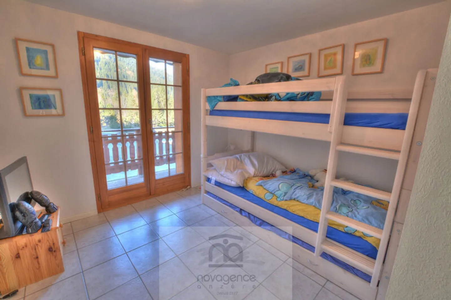Charming Apartment with Balconies - Photo 6 of 11