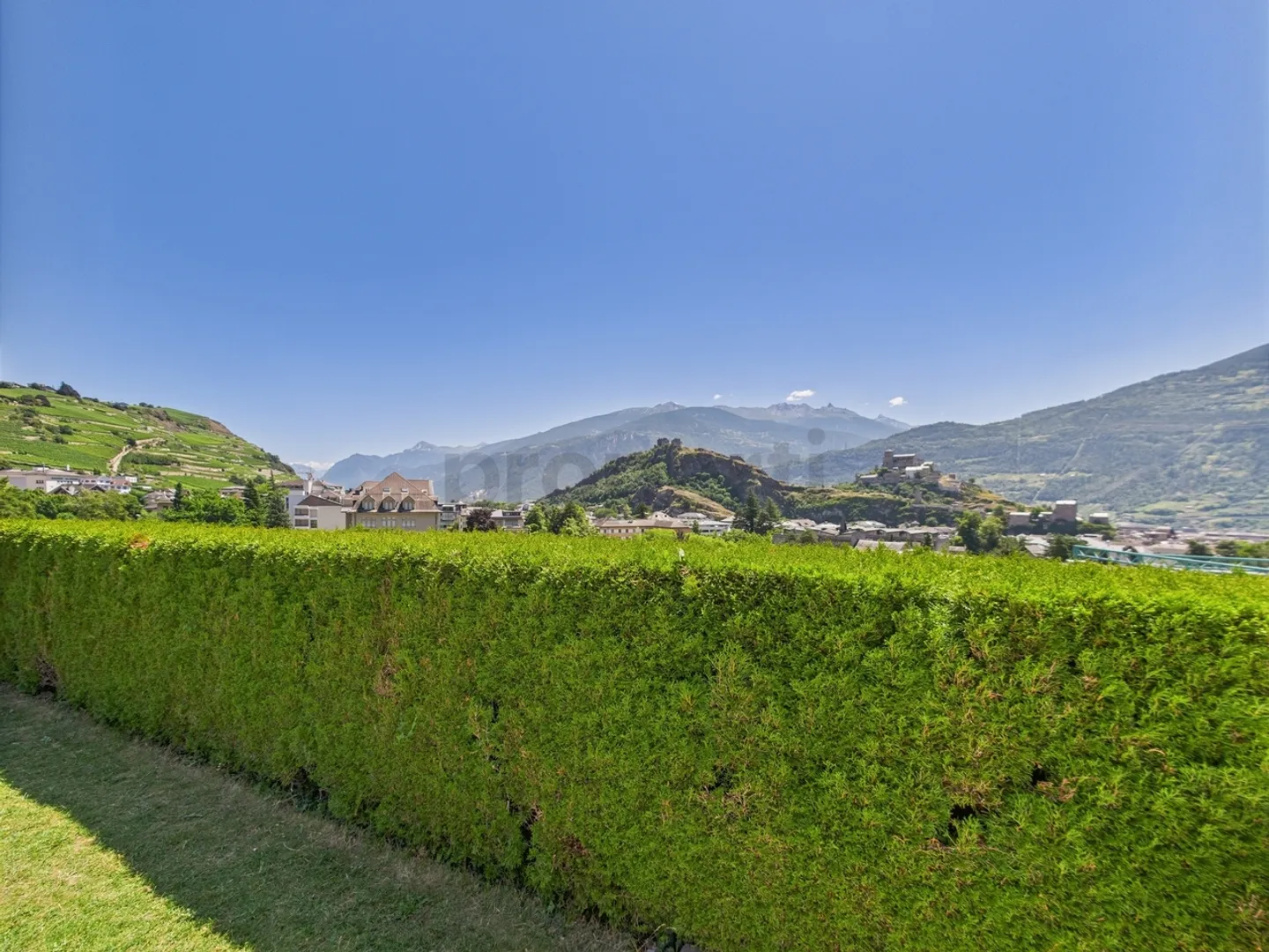 Villa individuelle de standing avec jardin, piscine et vue panoramique à Sion - Photo 1 sur 10