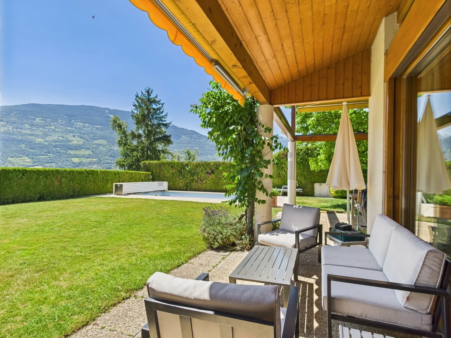 Villa individuelle de standing avec jardin, piscine et vue panoramique à Sion - Photo 9 sur 10
