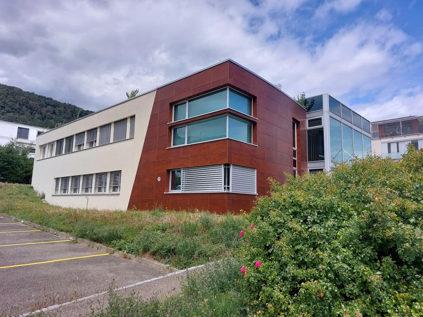 Commercial building with 23 outdoor parking spaces - Photo 2 of 13