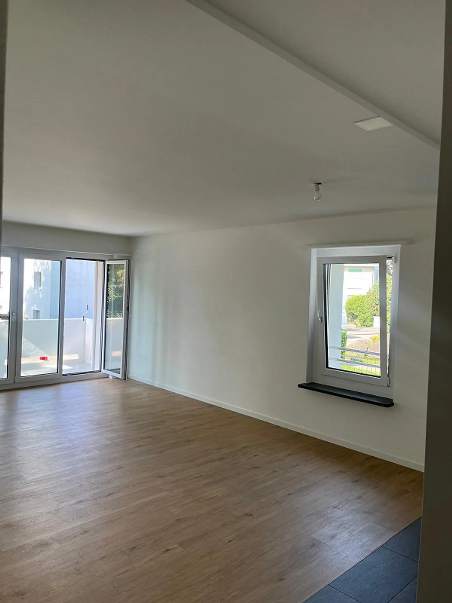 Charming 3-room apartment with balcony in Oberengstringen - Photo 2 of 7
