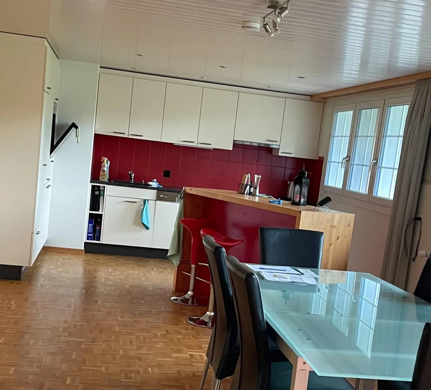 Appartement spacieux de 3,5 pièces avec balcon, coin salon et 2 places de parking - Photo 1 sur 10