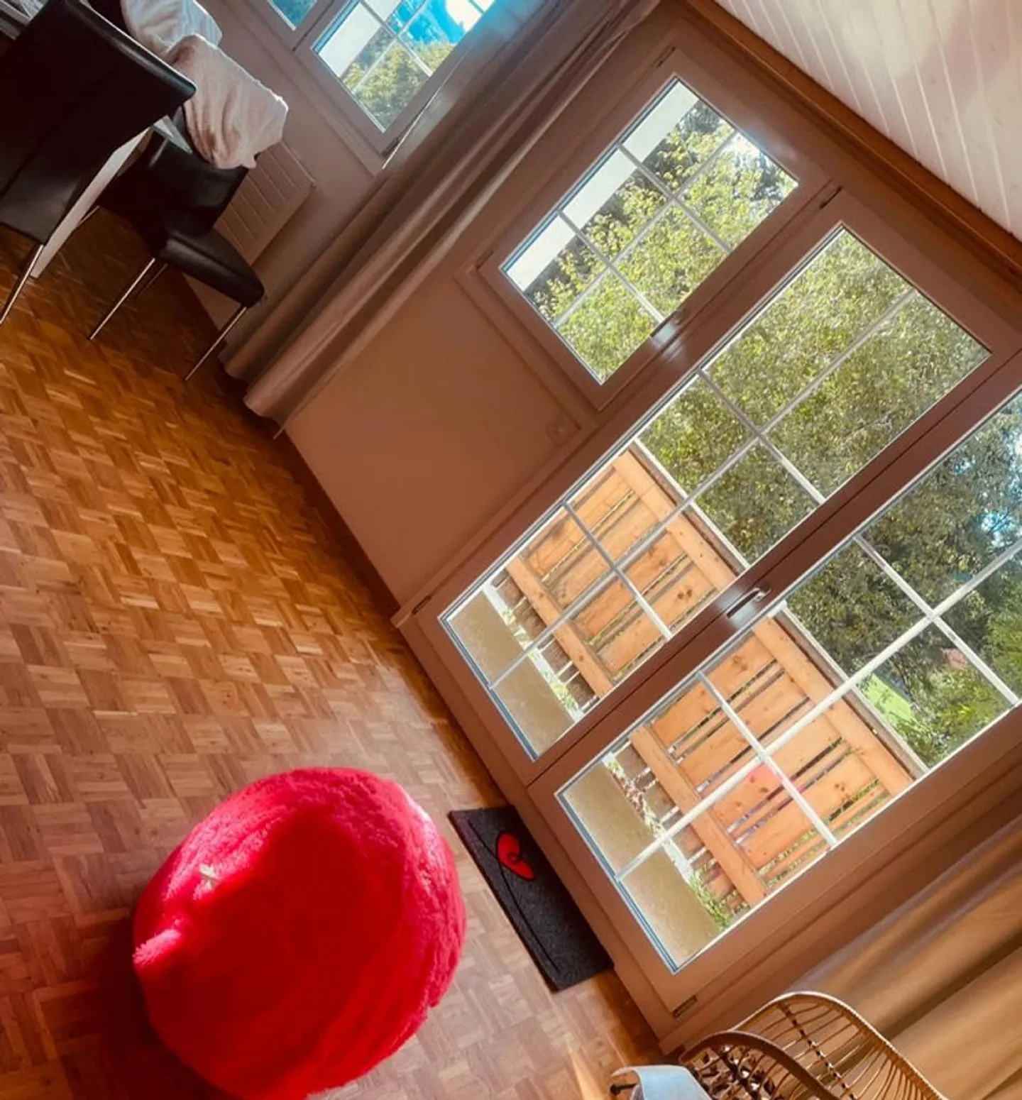Appartement spacieux de 3,5 pièces avec balcon, coin salon et 2 places de parking - Photo 2 sur 10