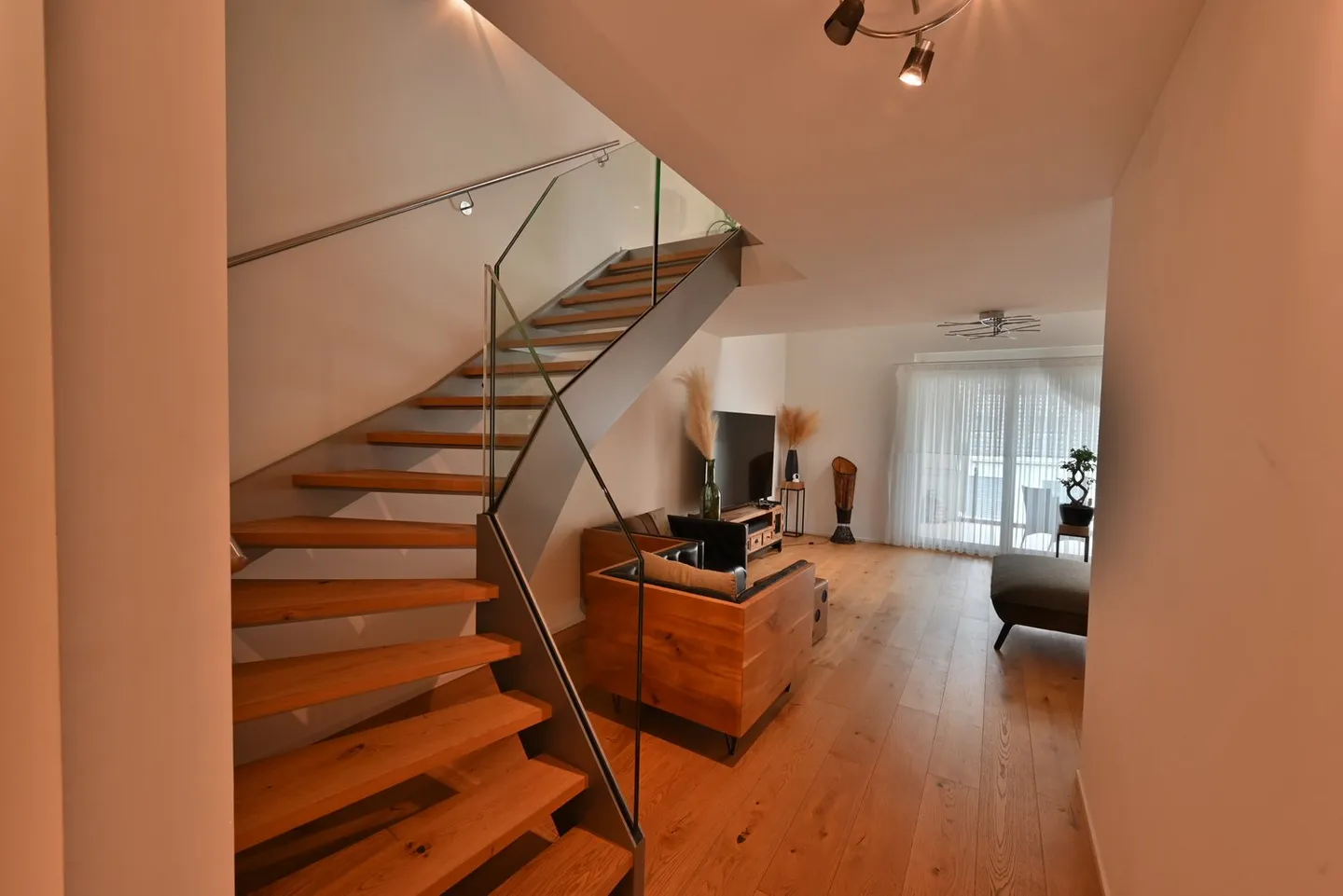 Zuhause auf zwei Ebenen – Maisonette mit Hausgefühl in Dielsdorf - Foto 2 von 6