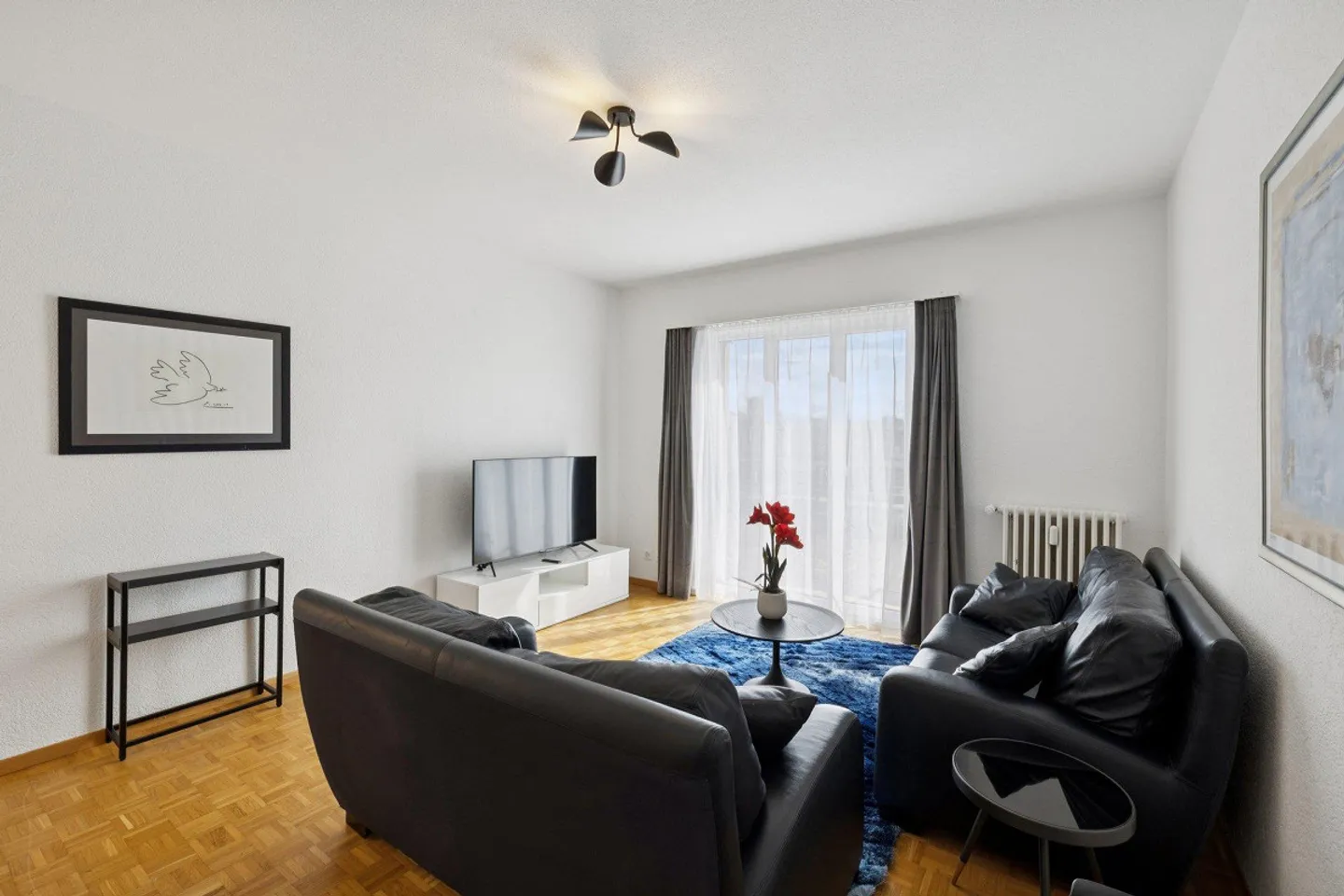 Furnished 4-room apartment with service in the center of Biel/Bienne - Photo 2 of 11