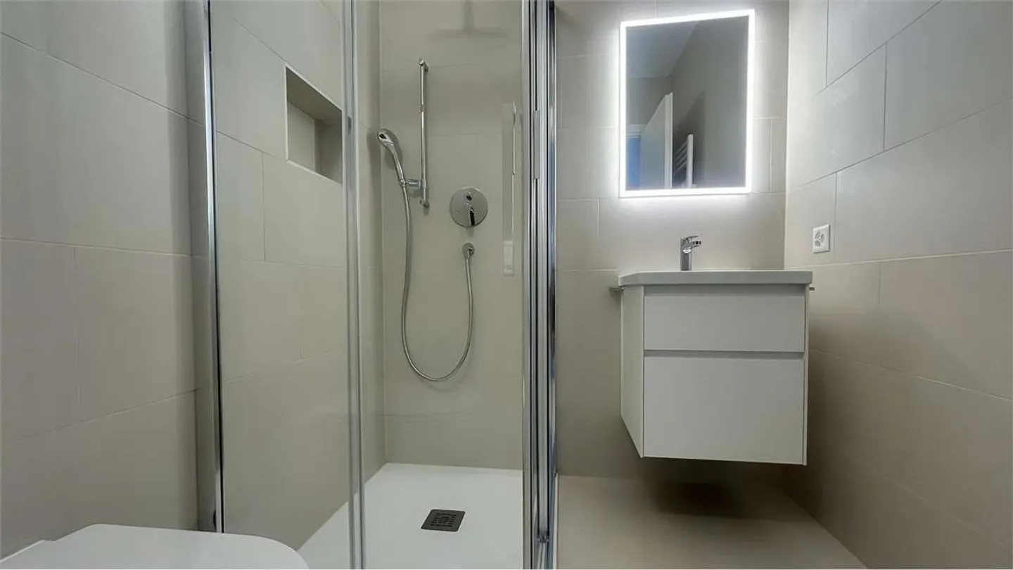 Bright 4.5-room apartment with balconies renovated - Photo 4 of 8