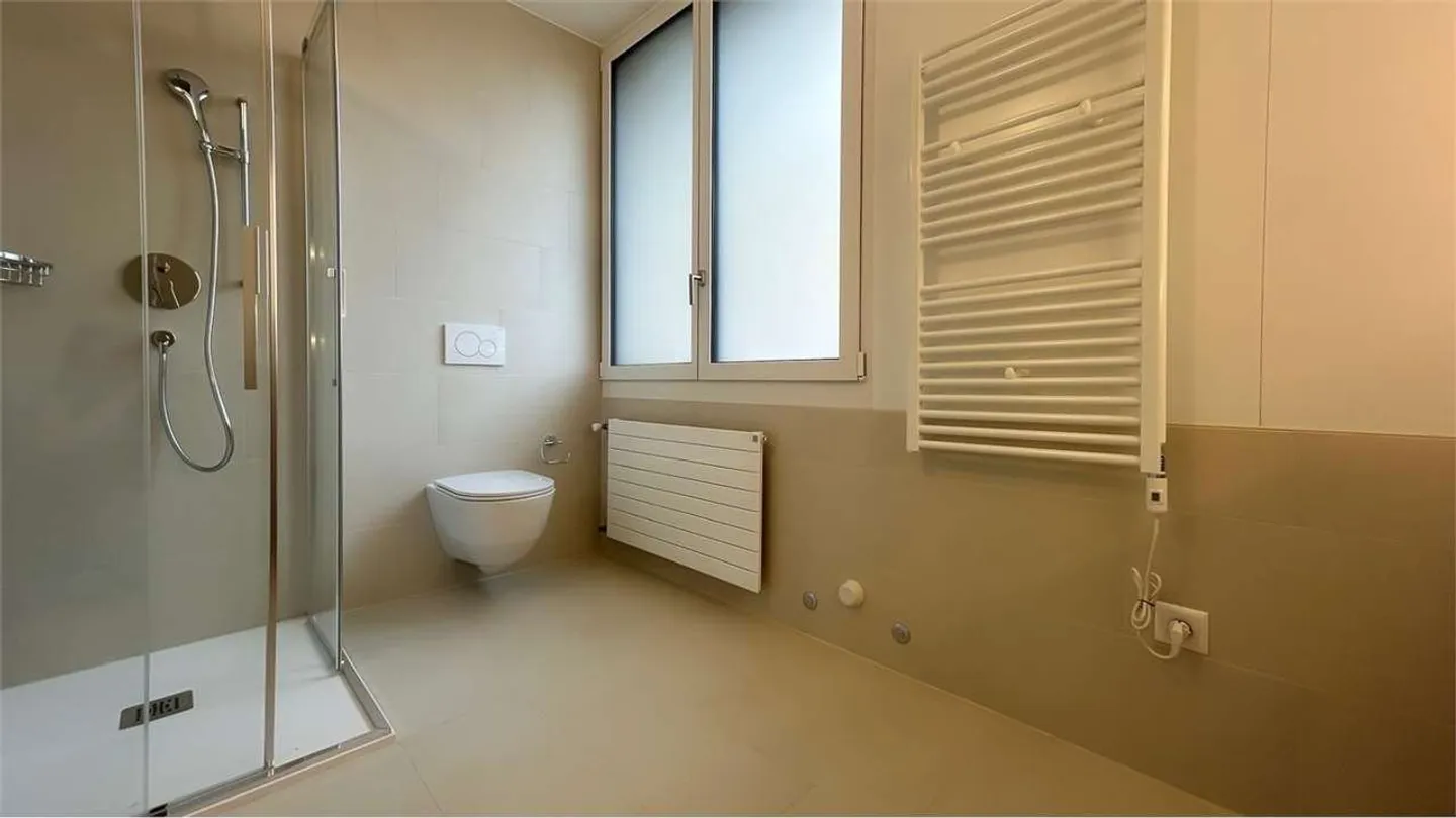 Bright 4.5-room apartment with balconies renovated - Photo 6 of 8