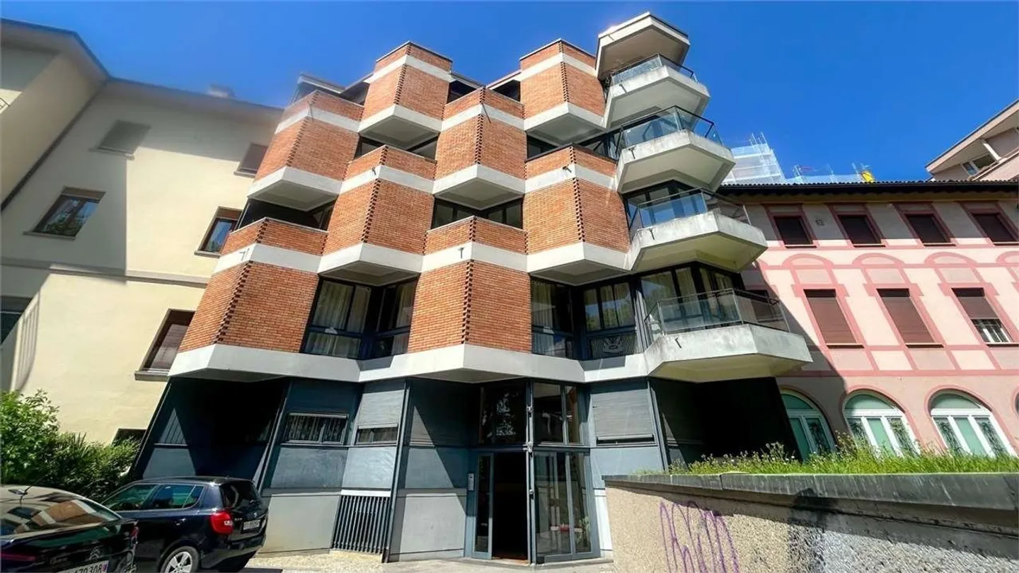 Bright 4.5-room apartment with balconies renovated - Photo 7 of 8