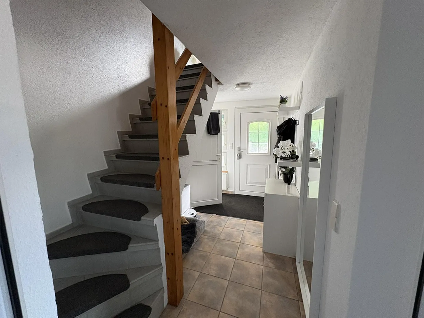 Casa a schiera accogliente di 3,5 stanze con giardino privato - Foto 4 di 11