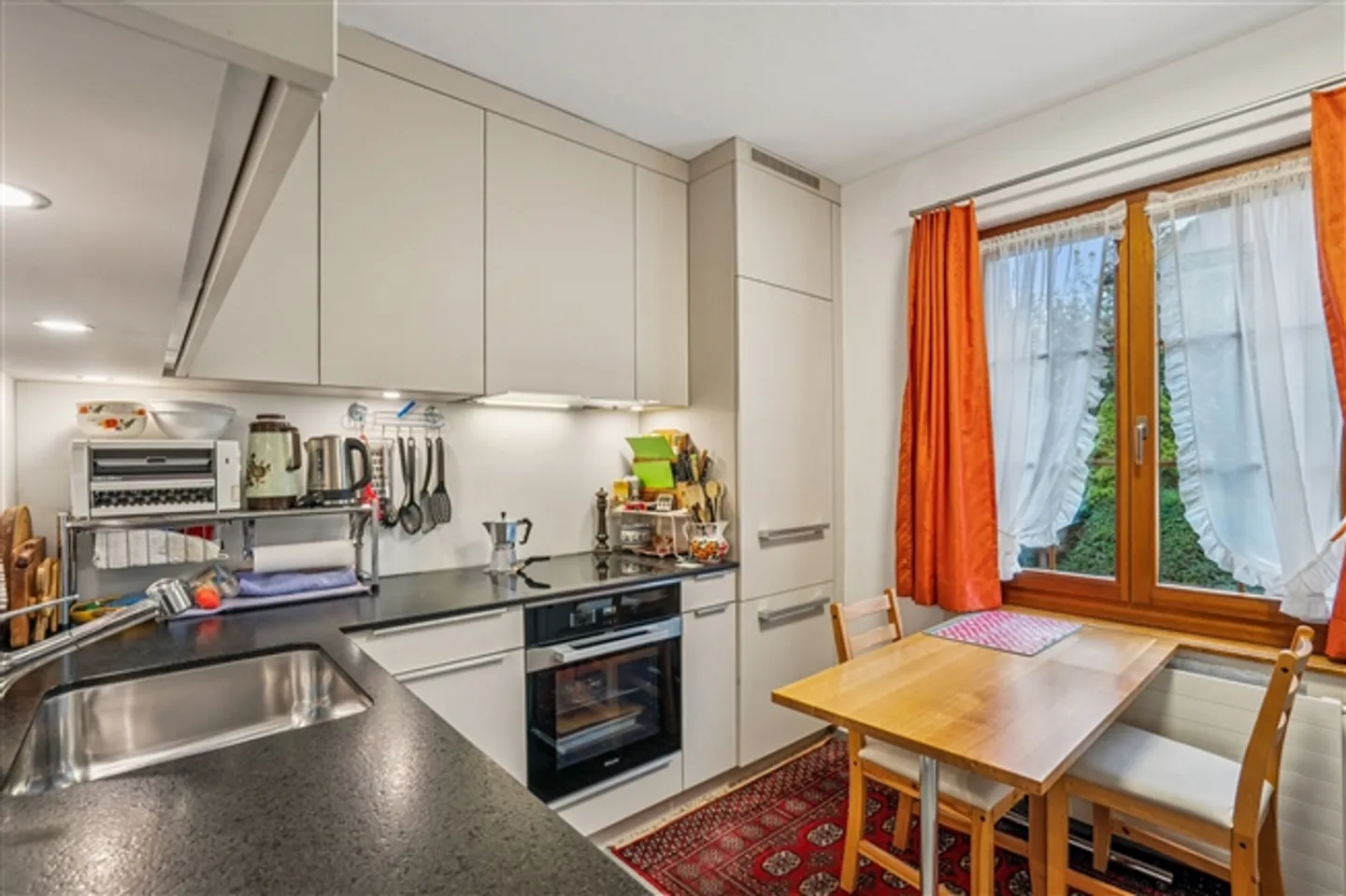 Casa unifamiliare elegante con atmosfera accogliente e giardino ben curato - Foto 7 di 13